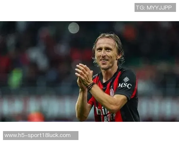 晚邮报揭秘莫德里奇在圣西罗的私人包厢招待亲友的奢华生活